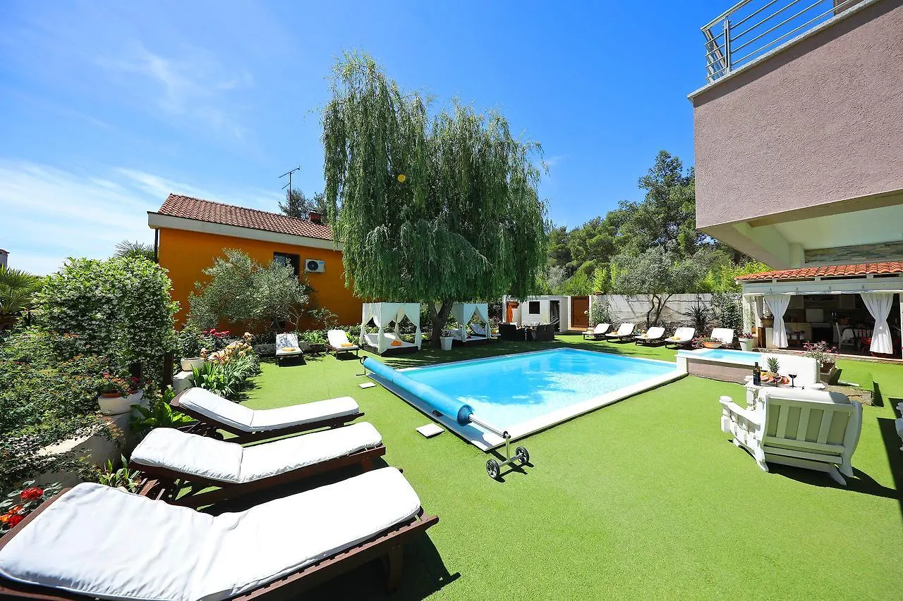 Apartments Mirakul Zara 0*,  Croazia